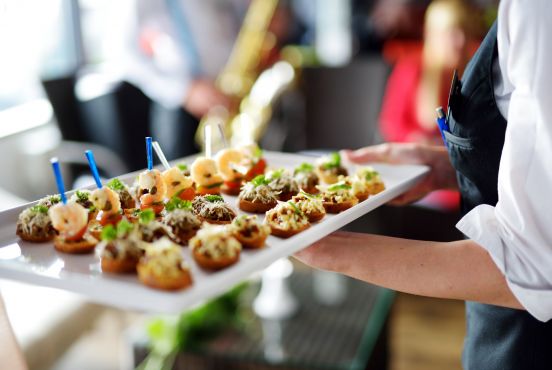 Kellner mit Teller und Fleischplatte im Restaurant Gourmetfabrik Schwerin