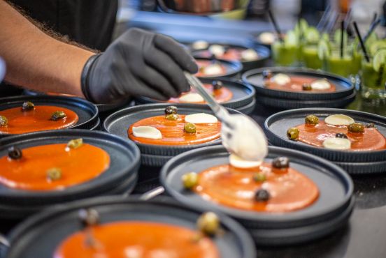 Koch garniert Tomatensuppe beim Sommerabschluss im Restaurant Gourmetfabrik Schwerin