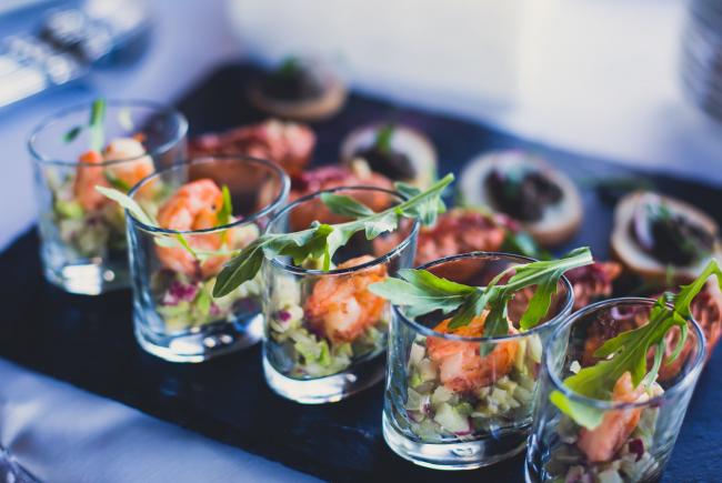 Dekorierter Catering-Bankettisch mit verschiedenen Vorspeisen-Sortimenten auf einer Party im Restaurant Gourmetfabrik Schwerin