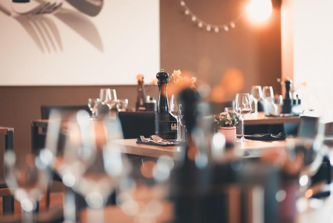 Eingedeckte Tische im Restaurant Gourmetfabrik Schwerin