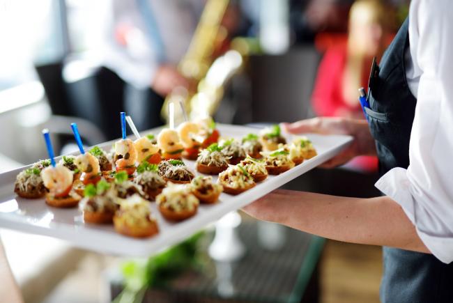 Kellner mit Teller und Fleischplatte im Restaurant Gourmetfabrik Schwerin