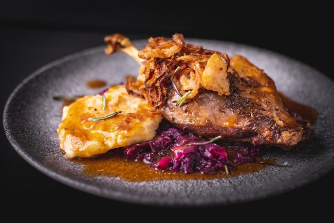Gebratene Gänsebrust mit Rotkohl und brauner Soße im Restaurant Gourmetfabrik Schwerin