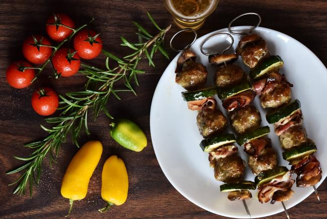 Gegrilltes Wildfleisch am Spieß mit gelber Paprika und Tomate im Restaurant Gourmetfabrik Schwerin