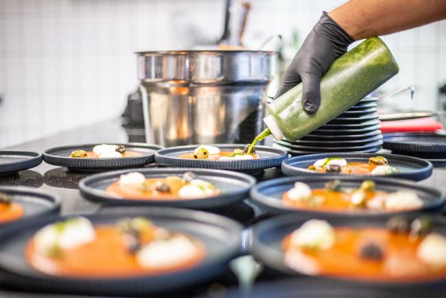 Koch dekoriert Kürbiskernsuppe im Restaurant Gourmetfabrik Schwerin