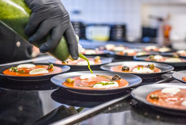 Koch dekoriert Gericht im Restaurant Gourmetfabrik Schwerin