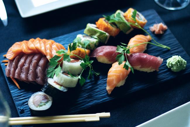 Sushi Kreation auf schwarzem Teller im Restaurant Gourmetfabrik Schwerin