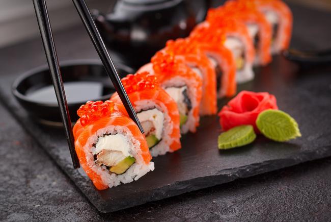 Sushi Kreation mit schwarzen Essstäbchen im Restaurant Gourmetfabrik Schwerin