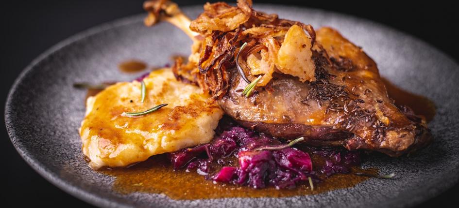 Gebratene Gänsebrust mit Rotkohl und brauner Soße im Restaurant Gourmetfabrik Schwerin