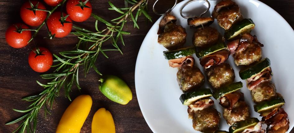 Gegrilltes Wildfleisch am Spieß mit gelber Paprika und Tomate im Restaurant Gourmetfabrik Schwerin